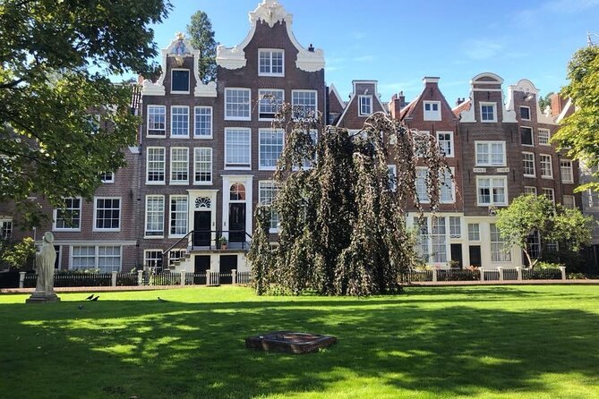 The quiet lawn and old houses of the Begijnhof courtyard