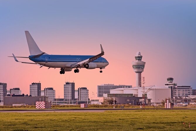 An aircraft on approach to Schiphol with the control tower behind